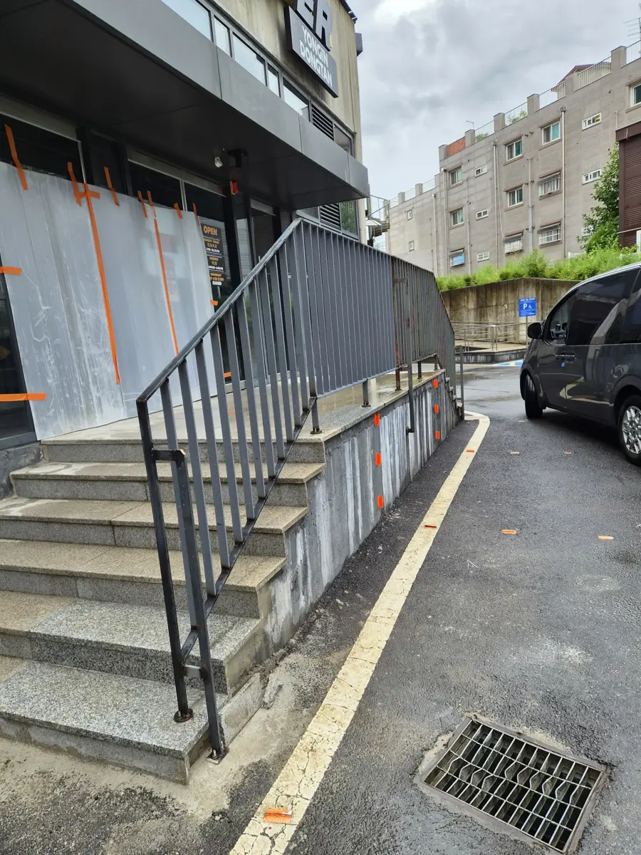 계단난간 설치 중인 평철 난간 현장