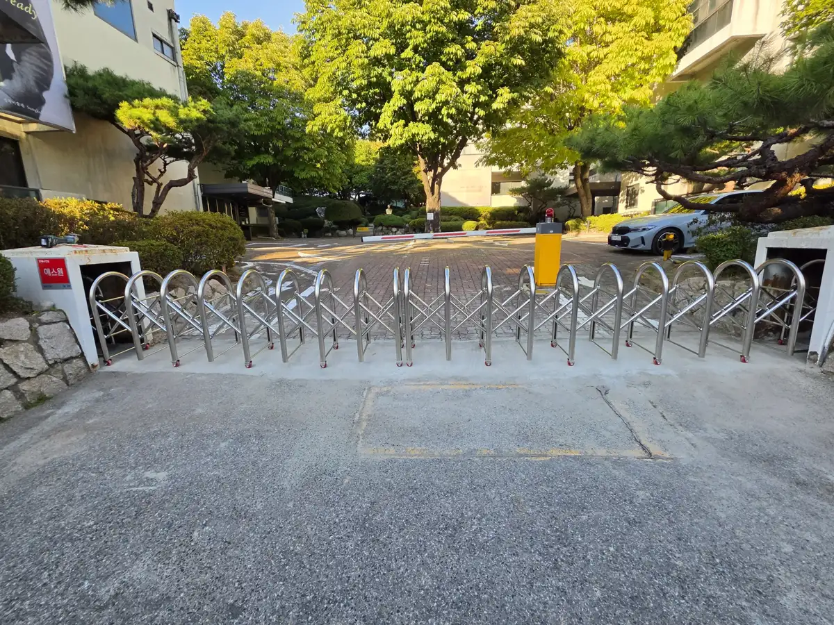 주차장 진입로 신축형 차단 펜스 설치 이후