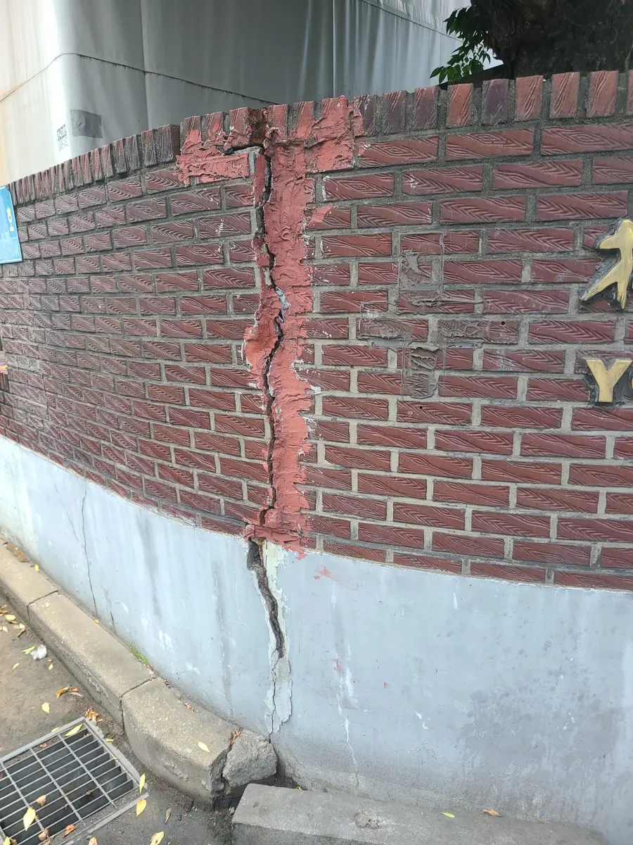 벽돌 담장 세로 균열 보수 이전